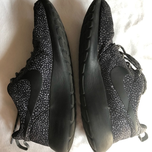 Nike Women’s Roshe Size 7 - Picture 3 of 7
